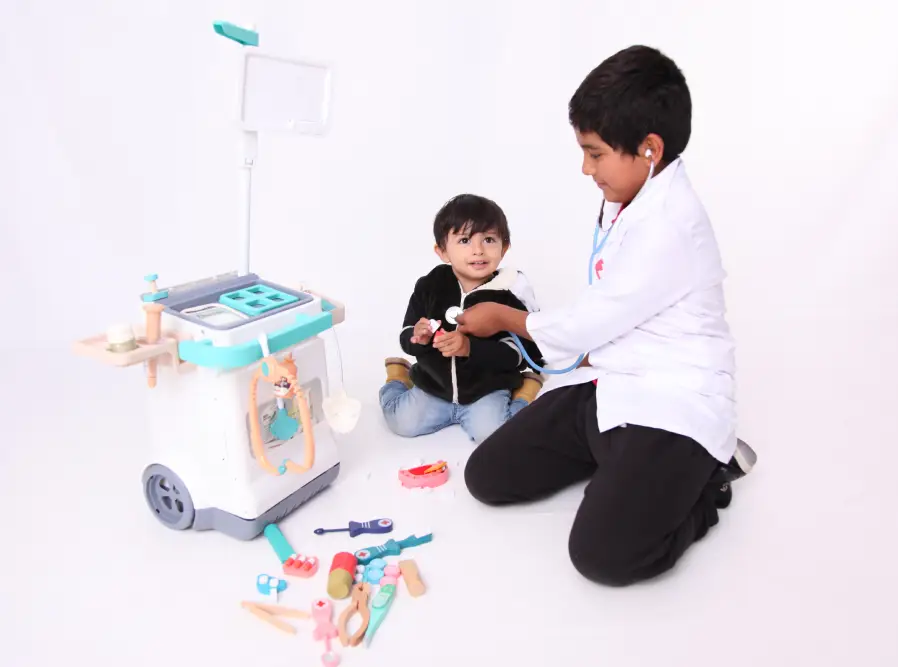 Foto de niños jugando al decorar